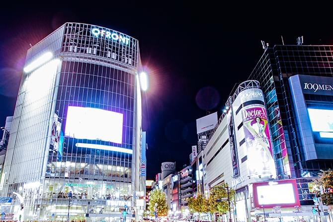 週末の渋谷・六本木CLUB前に